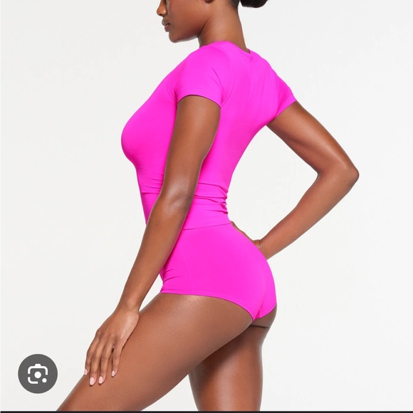 NWT SKIMS fits everybody boy short in FUCHSIA - Picture 3 of 4